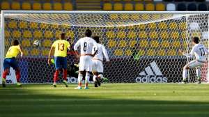 Bryan Salazar (d) puso el 2-0 final por la v&iacute;a del penal. Foto: Tomada de es.fifa.com