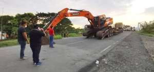 Maquinaria del Ministerio de Transporte y Obras P&uacute;blicas colabora en los trabajos tras la ca&iacute;da del puente.