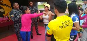 Mujeres y hombres que llegaban al parque se mostraron interesados en conocer t&eacute;cnicas para librarse de ataques dentro y fuera del hogar.