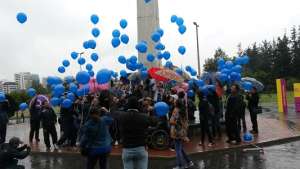 La congregaci&oacute;n tuvo a un centenar de personas a prop&oacute;sito del D&iacute;a Mundial de Concienciaci&oacute;n sobre el Autismo. Foto: Luis Fernando Fonseca / El Tel&eacute;grafo 