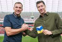 El exfutbolista  Andriy Shevchenko le entregó un brazalete de Ucrania a Robert Lewandowski.