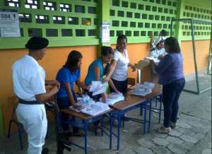 Miembros de Juntas Receptoras del Voto, contabilizan papeletas para iniciar escrutinios en Pedernales. FOTO: Cuenta Twitter del CNE