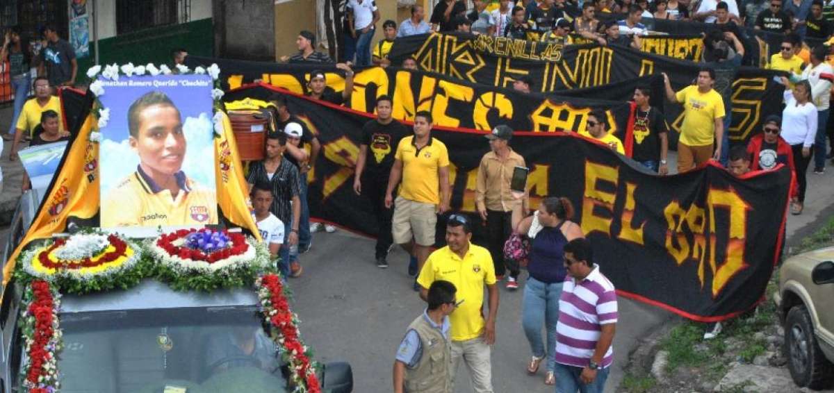 El cuerpo de Jonathan Romero, hincha de Barcelona, fue sepultado en Machala.