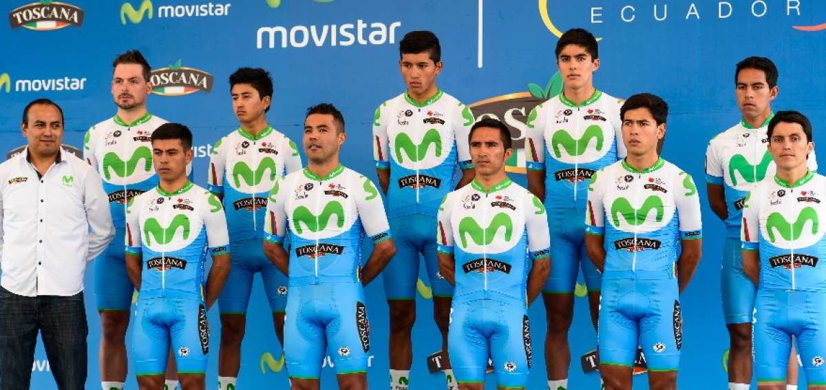 Los ciclistas que conformar&aacute;n el equipo, junto al entrenador Santiago Rosero (izq.), durante la foto oficial en el vel&oacute;dromo Jos&eacute; Recalde. 