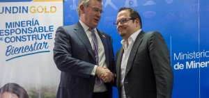 Ron Hochstein, de Lundin Gold, y el ministro Javier C&oacute;rdova durante la firma de solicitud de cambio de fase del proyecto minero Fruta del Norte.