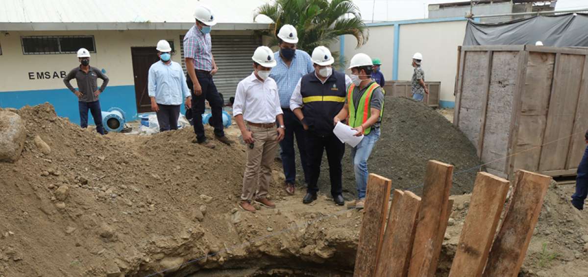 Funcionarios de la  Empresa Municipal de Agua de Babahoyo inspeccionan los trabajos de instalaci&oacute;n de filtros en la red.       
