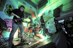 La Casa Pukar&aacute;, bajo un puente de la avenida 12 de Octubre y Yaguachi, suele ser escenario de conciertos. Foto: Santiago Aguirre / El Tel&eacute;grafo