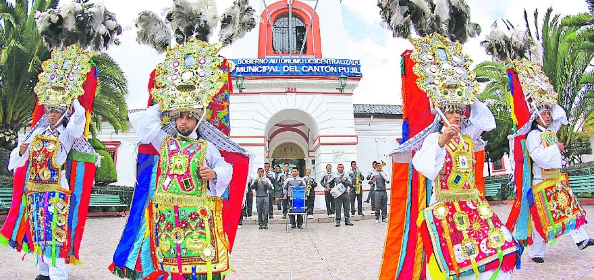 Los danzantes de Pujil&iacute; atraen a los turistas por su singular baile y sus atuendos adornados y coloridos. 