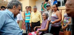 Len&iacute;n Moreno entreg&oacute; ya la primera casa a una persona con discapacidad afectada por el terremoto.