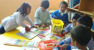 Alumnos de la escuela Aurelio Ayll&oacute;n utilizan elementos l&uacute;dicos como parte de su aprendizaje de conocimientos y destrezas matem&aacute;ticas. Este elemento fue bautizado como Mis amigos los n&uacute;meros. Fotos: CORTESIA | MUNICIPIO