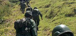 Los soldados del Ej&eacute;rcito patrullan la l&iacute;nea fronteriza ecuatoriana, a fin de prevenir amenazas externas.  