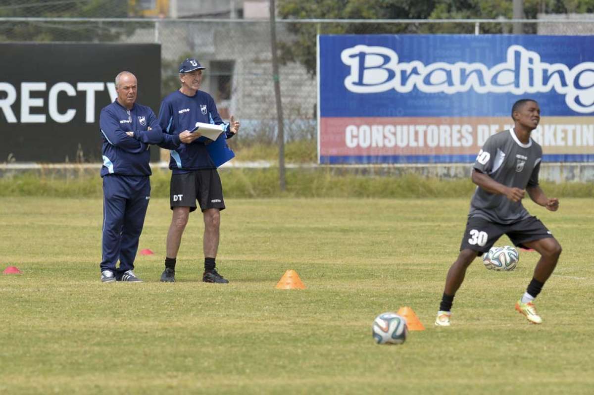 Luis Soler (c) es el nuevo t&eacute;cnico de Universidad Cat&oacute;lica.