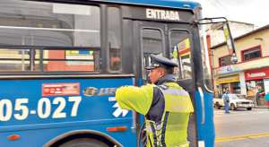 La transportaci&oacute;n urbana en la capital tungurahuense pasar&aacute; a costar $ 0,30 una vez que se lleg&oacute; a un entendimiento entre autoridades y choferes. Foto: Roberto Ch&aacute;vez/El Tel&eacute;grafo