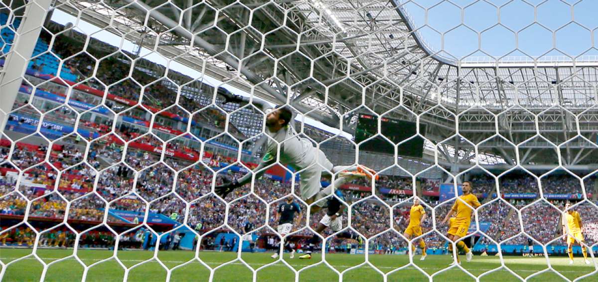 El meta de Australia, Mathew Ryan, observa c&oacute;mo el disparo de Paul Pogba se estrella en el palo, para luego caer y convertirse en el segundo gol franc&eacute;s.