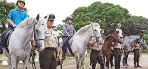 Las sesiones de equinoterapia son supervisadas por polic&iacute;as especialmente capacitados para esta labor.