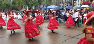 Estudiantes muestran las diferentes &eacute;pocas de Cuenca en un desfile