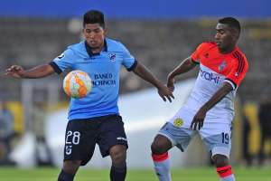 El jugador de la Cat&oacute;lica, Burno Vides (i), defiende el esf&eacute;rico ante la marca de Jos&eacute; Manriquez. Foto: AFP