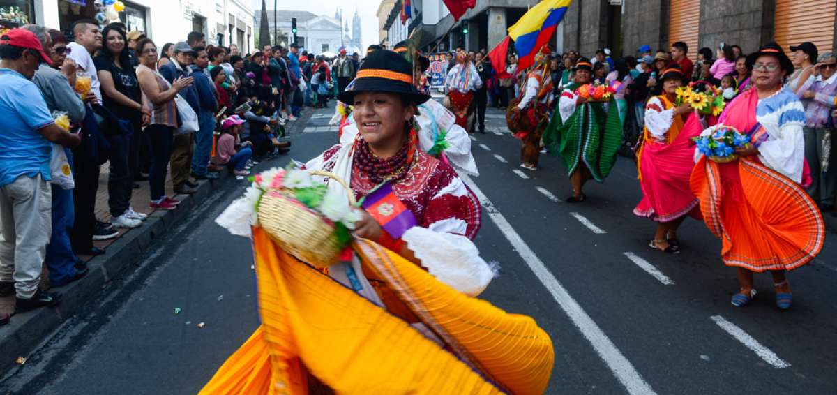 Alrededor de 10.000 comerciantes de los mercados quite&ntilde;os desfilaron, la ma&ntilde;ana de ayer, con s&iacute;mbolos religiosos y folcl&oacute;ricos ecuatorianos. 