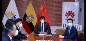 El presidente de la Asamblea, C&eacute;sar Litardo, y representantes de Huawei y del gobierno chino.   