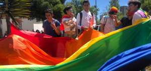 Activistas GLBTI se concentraron en los exteriores de la Corte Constitucional a la espera de la resoluci&oacute;n. 