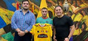 Emanuel Mart&iacute;nez (centro) recibe la camiseta de Barcelona. Lo acompa&ntilde;an los dirigentes Aquiles &Aacute;lvarez (izq.) y Carlos Alfaro Moreno (der.).
