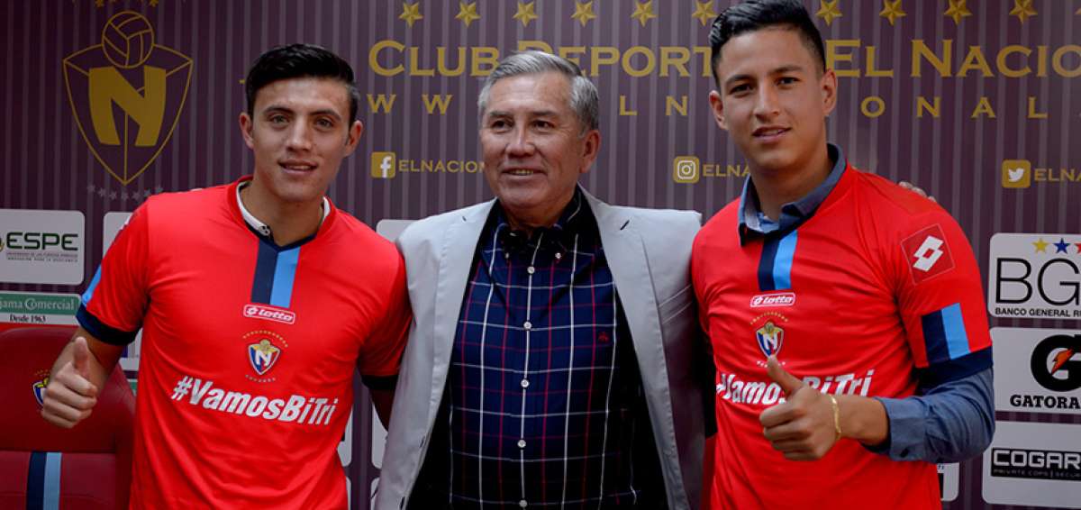 El volante Roberto Garc&eacute;s (i) y su compa&ntilde;ero Miguel Parrales (d) junto  con el presidente de El Nacional, Tito Manjarrez, tras firmar sus contratos.