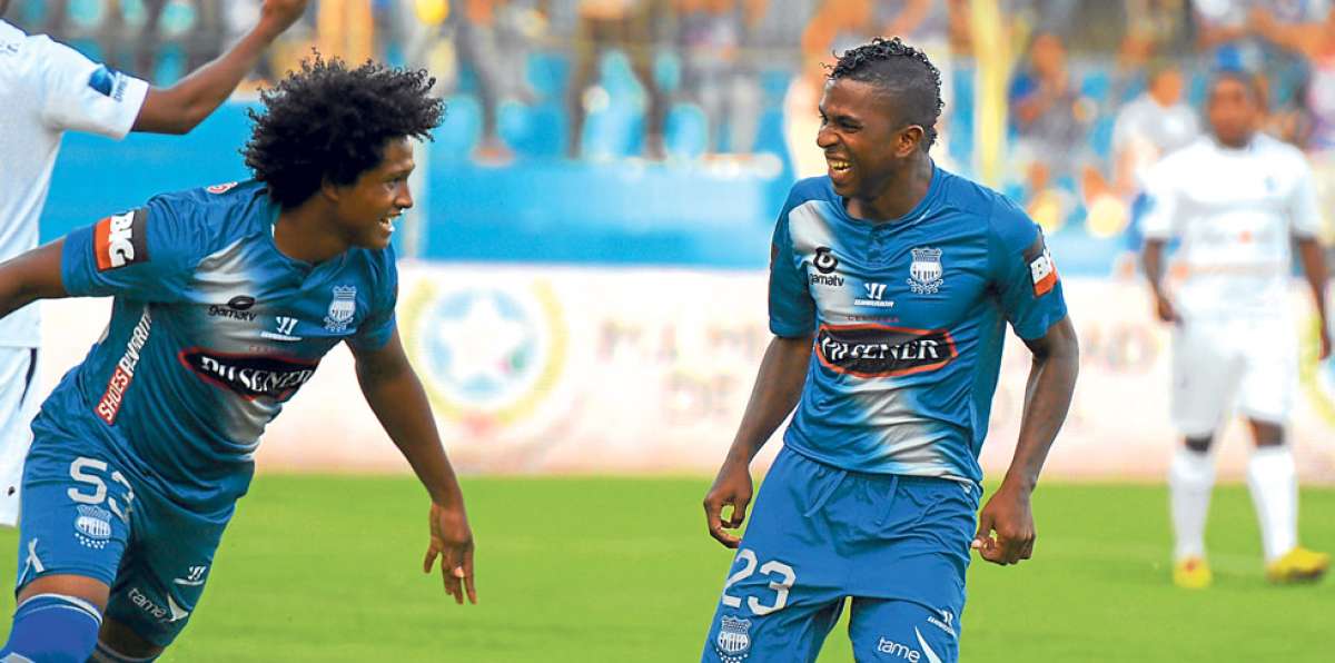 Miller Bola&ntilde;os (der.) celebra junto al juvenil Christian Alem&aacute;n el primer gol del partido, a los 14 segundos. Foto: Jos&eacute; Mor&aacute;n / El Tel&eacute;grafo.