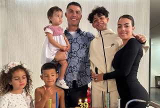 Cristiano y Georgina llevan casi una década construyendo una vida juntos y criando a cinco hijos. El rol de Georgina en el hogar también tiene su valor… y no es poco.