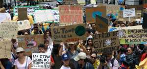 Estudiantes y grupos ecologistas de Guayaquil exigieron que se declare la emergencia clim&aacute;tica en el pa&iacute;s. Pidieron una reuni&oacute;n con el Presidente de la Rep&uacute;blica.  