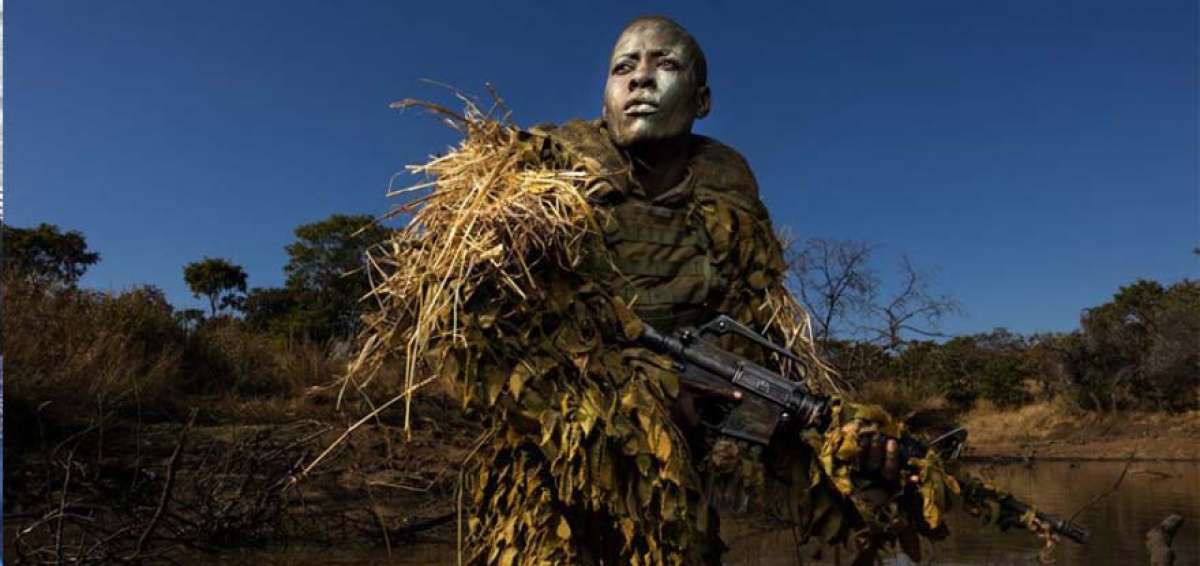 Entre las seis im&aacute;genes finalistas est&aacute; la propuesta de Brent Stirton, en la que retrata a una mujer integrante de Akashing, grupo contra la caza furtiva.