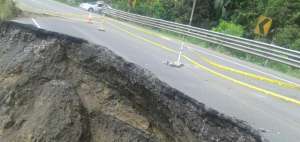 En la v&iacute;a de Zapotal Bajo solo existe un carril habilitado por el socavamiento de tierra.