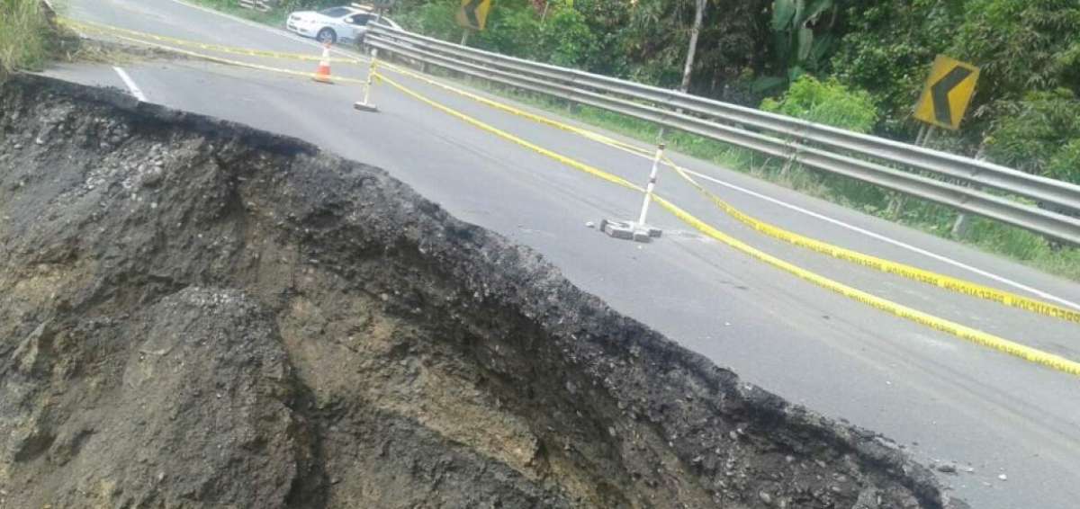 En la v&iacute;a de Zapotal Bajo solo existe un carril habilitado por el socavamiento de tierra.