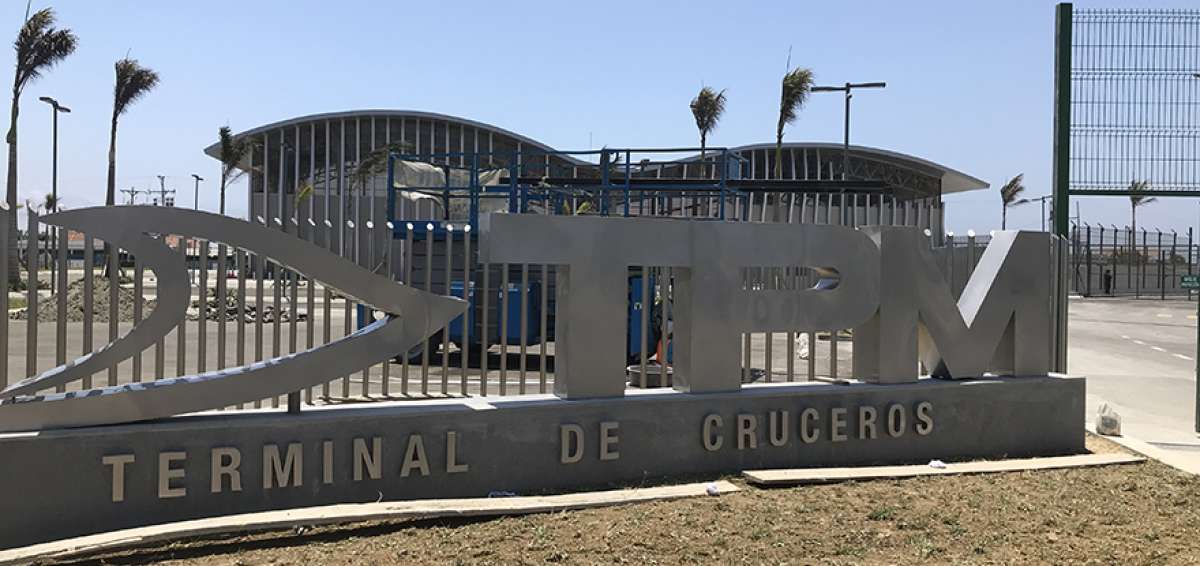 Vista frontal de la primera terminal de cruceros que se construye en el pa&iacute;s y que est&aacute; ubicada sobre la playa El Murci&eacute;lago en el puerto de Manta.   