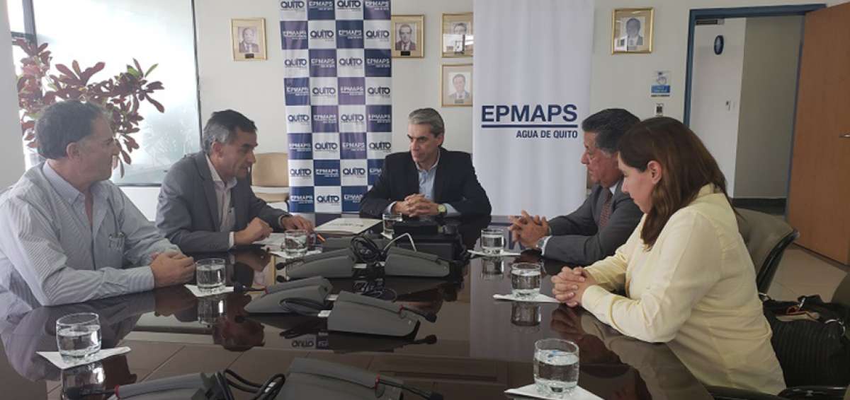 El gerente de la empresa municipal Agua de Quito, Marco Antonio Cevallos (centro.), firm&oacute; el contrato de la obra el jueves 14 de febrero con Hidalgo & Hidalgo.