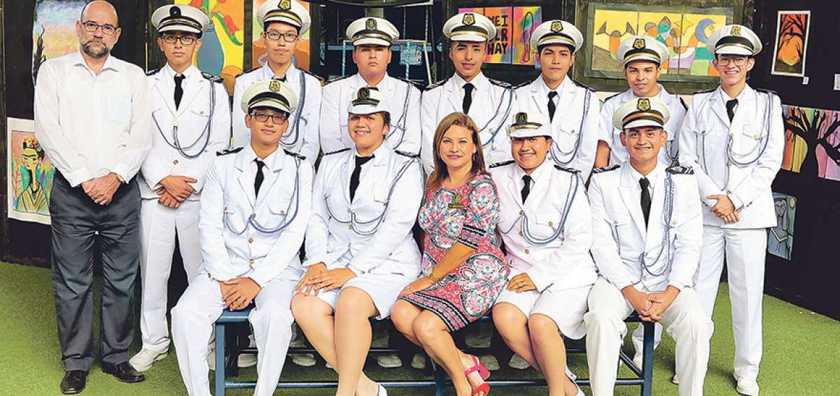 Estudiantes del Club de Periodismo del plantel junto con la rectora, Gardenia Manyoma y el docente L&aacute;zaro Garc&iacute;a en el festejo por las bodas de oro .