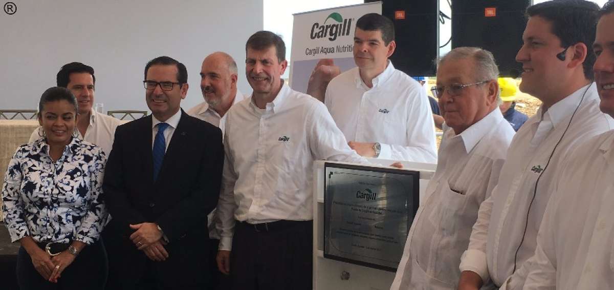 Los representantes de Cargill y el ministro de Comercio Exterior, Juan Carlos Cassinelli, participaron en el evento.