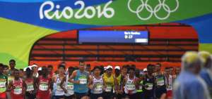 Byron Piedra (centro) en el pelot&oacute;n de salida, en la prueba de marat&oacute;n de los Juegos Ol&iacute;mpicos. Tambi&eacute;n participaron Miguel Almachi y Segundo Jami.