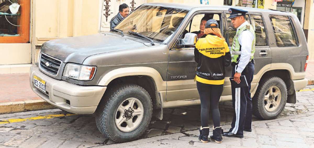 Casi cuatro meses para concienciar a los conductores para que no estacionen sus veh&iacute;culos en espacios que no est&aacute;n destinados para el parqueo. Fotos: Fernando Machado/ El Tel&eacute;grafo