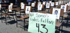 Protestas simb&oacute;licas recuerdan a los 43 normalistas desaparecidos.