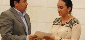 El ministro de Trabajo, Leonardo Berrezueta, entreg&oacute; el proyecto de reformas a la presidenta de la Asamblea, Gabriela Rivadeneira. 