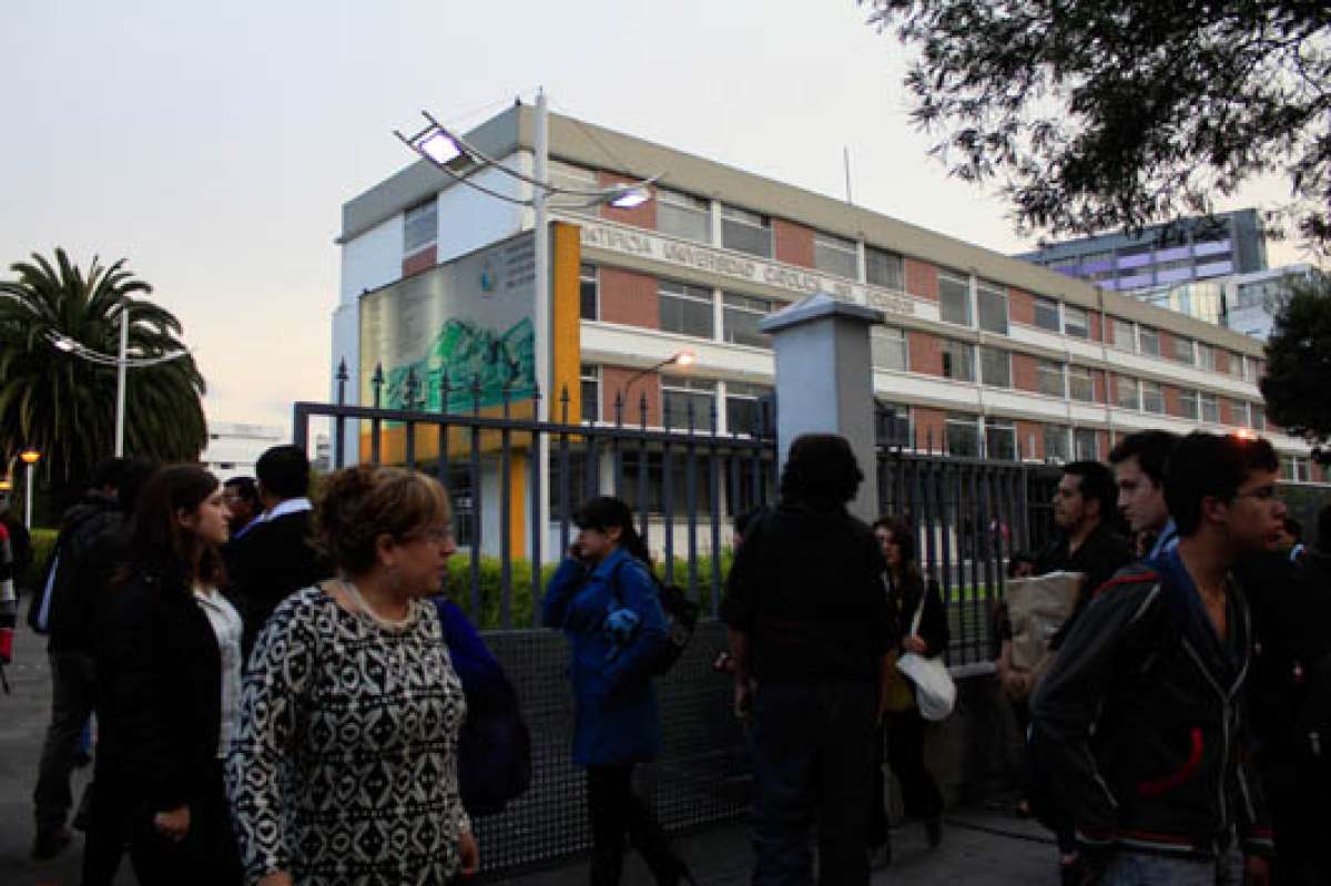 Los estudiantes de la PUCE esperan la resoluci&oacute;n final del Consejo Superior de la instituci&oacute;n para saber si ser&aacute;n o no afectados econ&oacute;micamente otra vez. Foto: Archivo/ El Tel&eacute;grafo