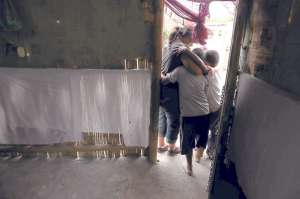 Paola D. abraza a sus hijos. Ella supuestamente estuvo plagiada desde agosto de 2003 hasta octubre de 2013. Por este delito tipificado en el art&iacute;culo 189 (6) del C&oacute;digo Penal est&aacute; sindicada una persona. Foto: Karly Torres│El Tel&eacute;grafo