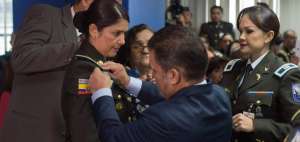 Momento en el ministro Jos&eacute; Serrano realiz&oacute; el cambio de insignias a la general Ivonne Daza Anchundia.