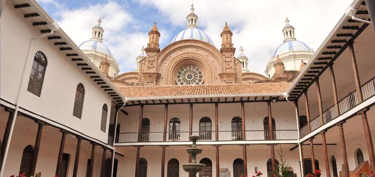 La Catedral de la Inmaculada en Cuenca se ha convertido en el sitio m&aacute;s visitado por los turistas.