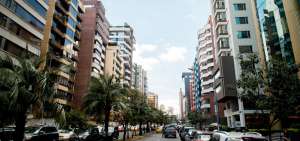 En la avenida Rep&uacute;blica de El Salvador se observan cada vez menos casas. All&iacute; hay varios edificios con departamentos de todos los tama&ntilde;os.