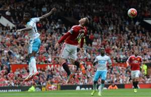 El Manchester United domin&oacute; y pudo llevarse la victoria, pero el &aacute;rbitro anul&oacute; un tanto a su capit&aacute;n Wayne Rooney. Foto: AFP