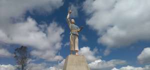 El monumento del ilustre mide 9 metros y fue elaborado por el escultor chimboracense Juan Bernal.