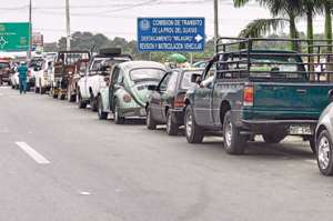 La fila de veh&iacute;culos que ayer iban a ser revisados se extendi&oacute; 2 kil&oacute;metros en los exteriores de la delegaci&oacute;n de la CTE del cant&oacute;n Milagro. Foto: William Orellana / El Tel&eacute;grafo