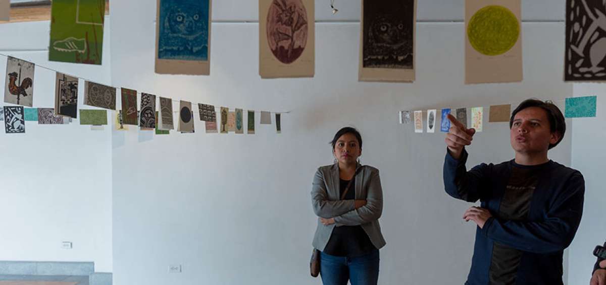 Carina Suntaxi (derecha) us&oacute; las t&eacute;cnicas de punta seca y xilograf&iacute;a para las postales que expone en la Estamper&iacute;a quite&ntilde;a junto con otros 12 artistas.
