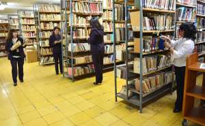 En la Biblioteca Municipal reposan libros de grandes autores como del colombiano Gabriel Garc&iacute;a M&aacute;rquez o de  Eduardo Galeano, pero tambi&eacute;n hay obras nacionales e incluso  figura un viejo peri&oacute;dico de El Tel&eacute;grafo. Fotos: Jos&eacute; Luis LLivisaca